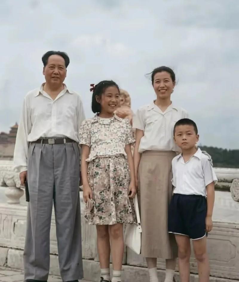 1951年，毛主席一家四口的合影，11岁李讷长得真快，都到父亲肩头了，反观10岁