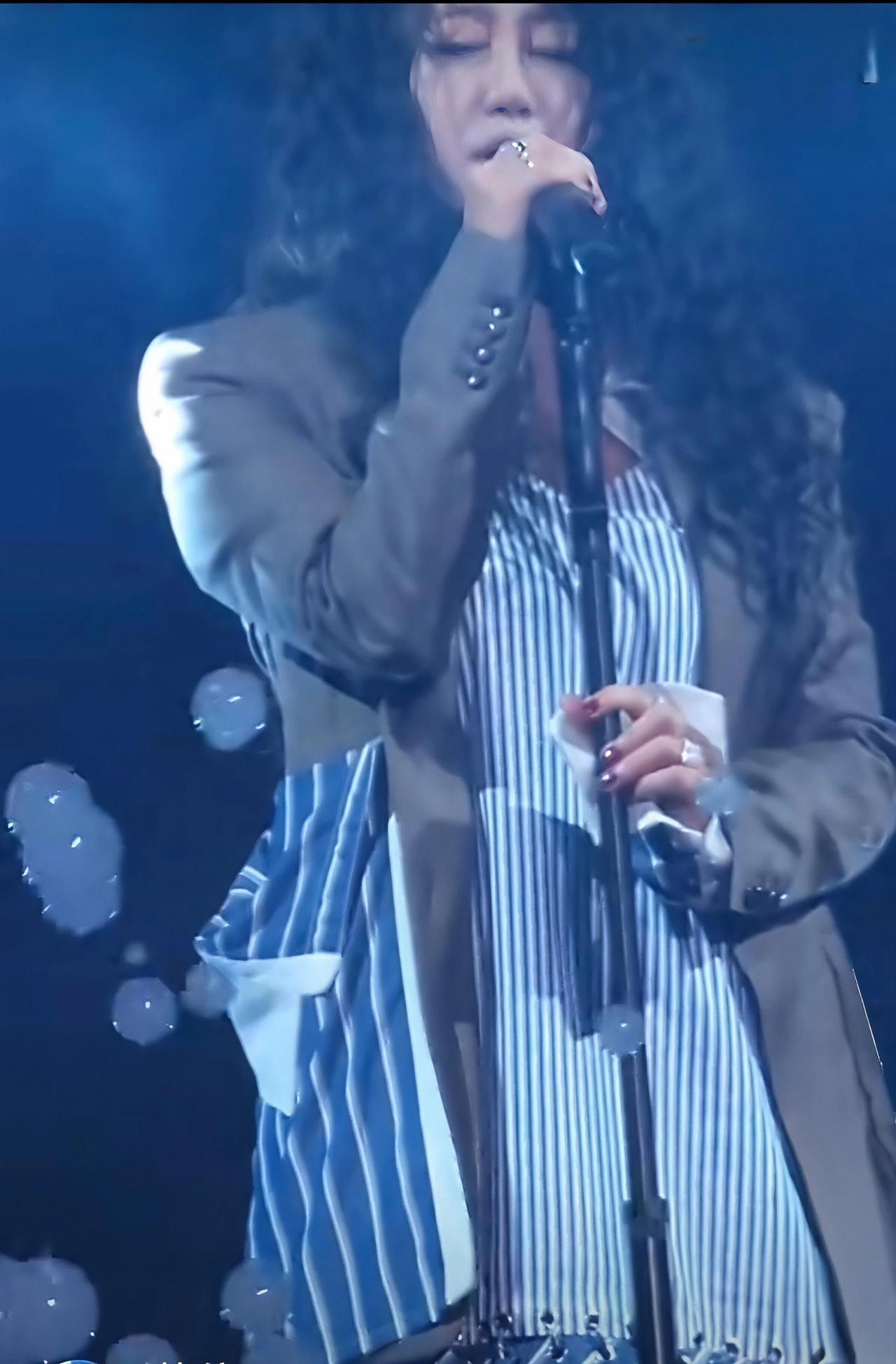 陈粒音乐节耳返爆炸坚持演出,获观众点赞在一场音乐节演出中,歌手陈粒佩戴的耳