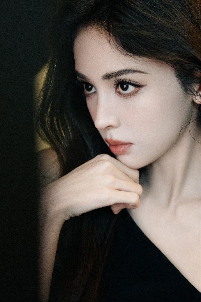 娜扎天选高干文女主永远可以相信娜扎的审美！这张脸配这套造型，直接走进高干文场景