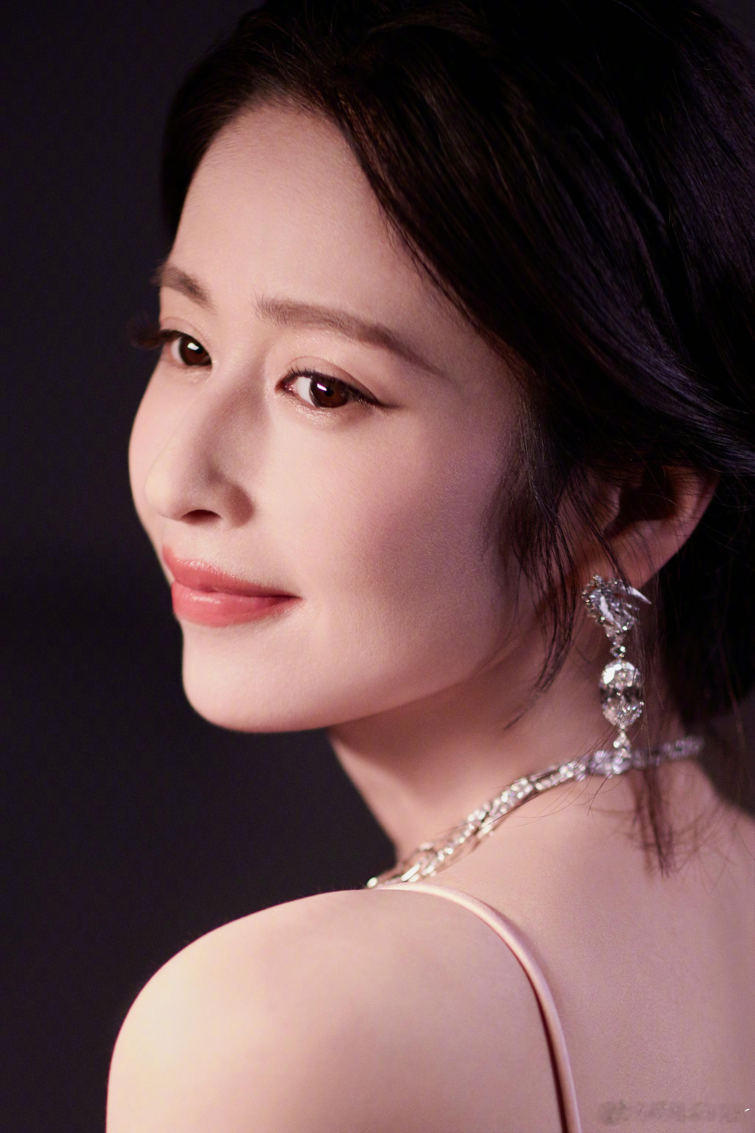 颖儿紫纱绕玉背，脊线勾人心。