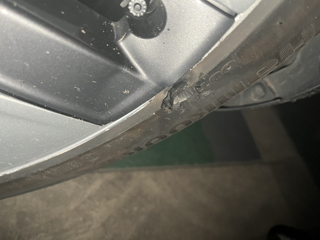 兄弟们这轮胎换一个多少钱啊老婆手艺太差了，半年新车就整成这样了