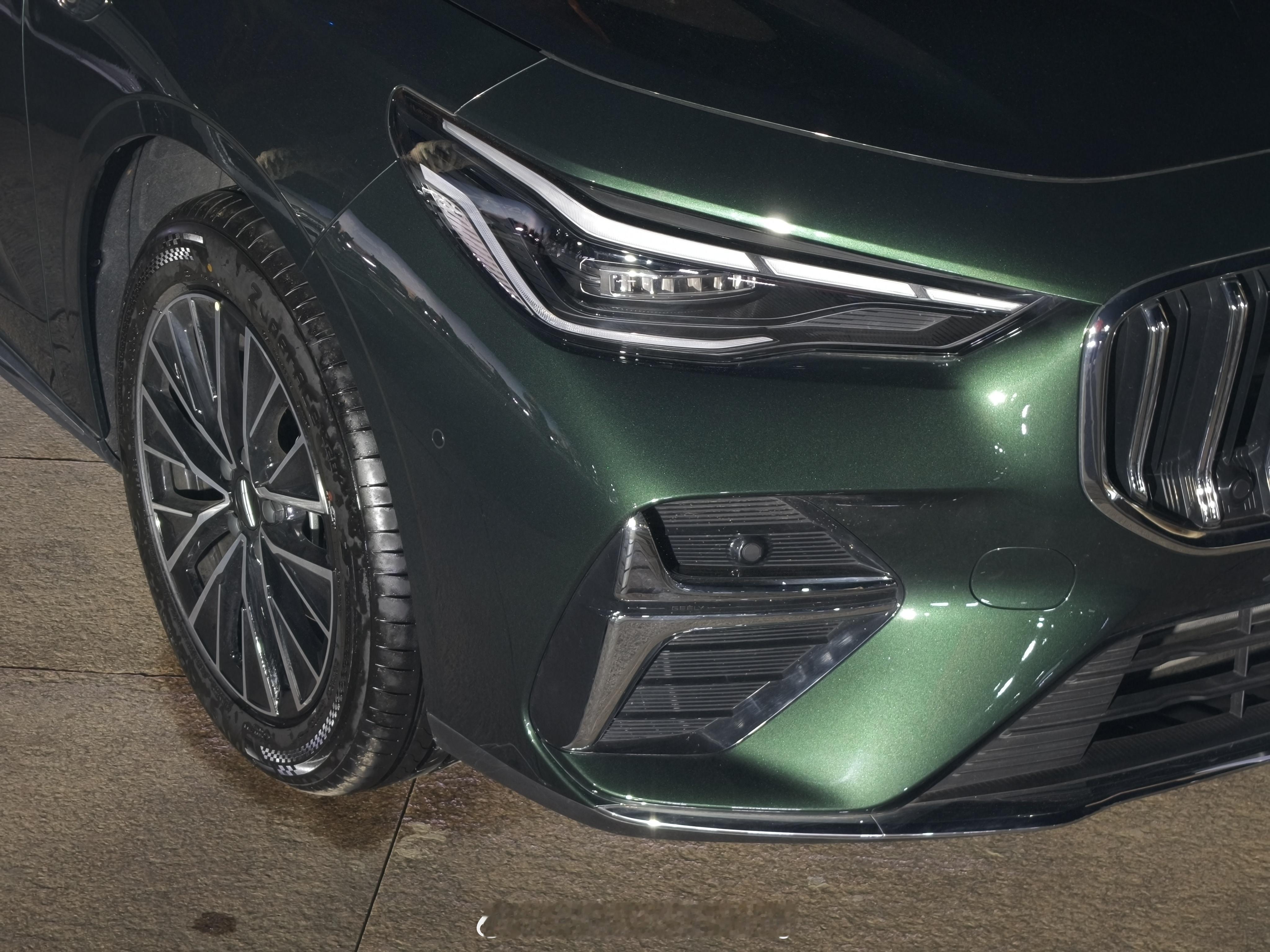 好消息，全新帝豪也有这个颇具质感的墨绿色。坏消息：AMG竖条中网破坏气氛。求求了