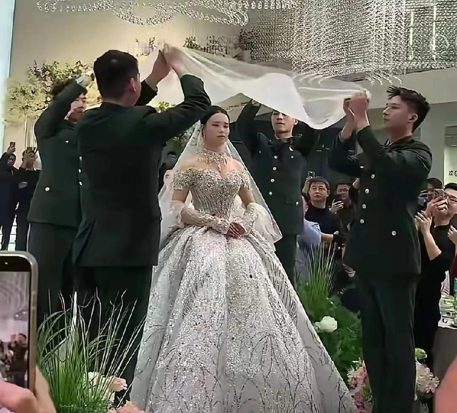 升旗手张自轩大婚啦！这位曾多次圆满完成大型升旗任务、退役后仍不忘初心宣讲升旗知识