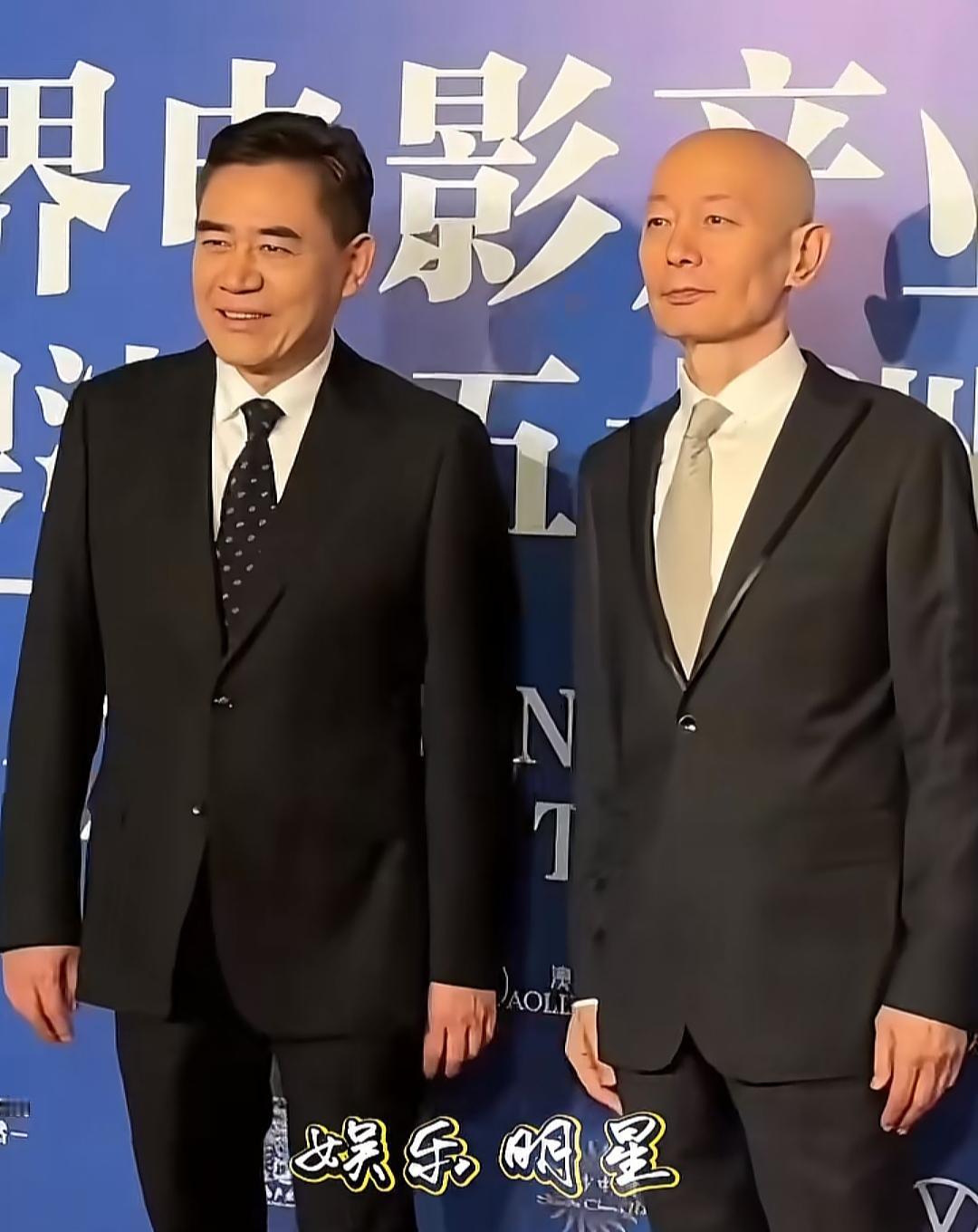 两位帅哥在红毯上站得笔挺。这两位实力派绝对是模范大佬，值得点赞，为人低调，人品端