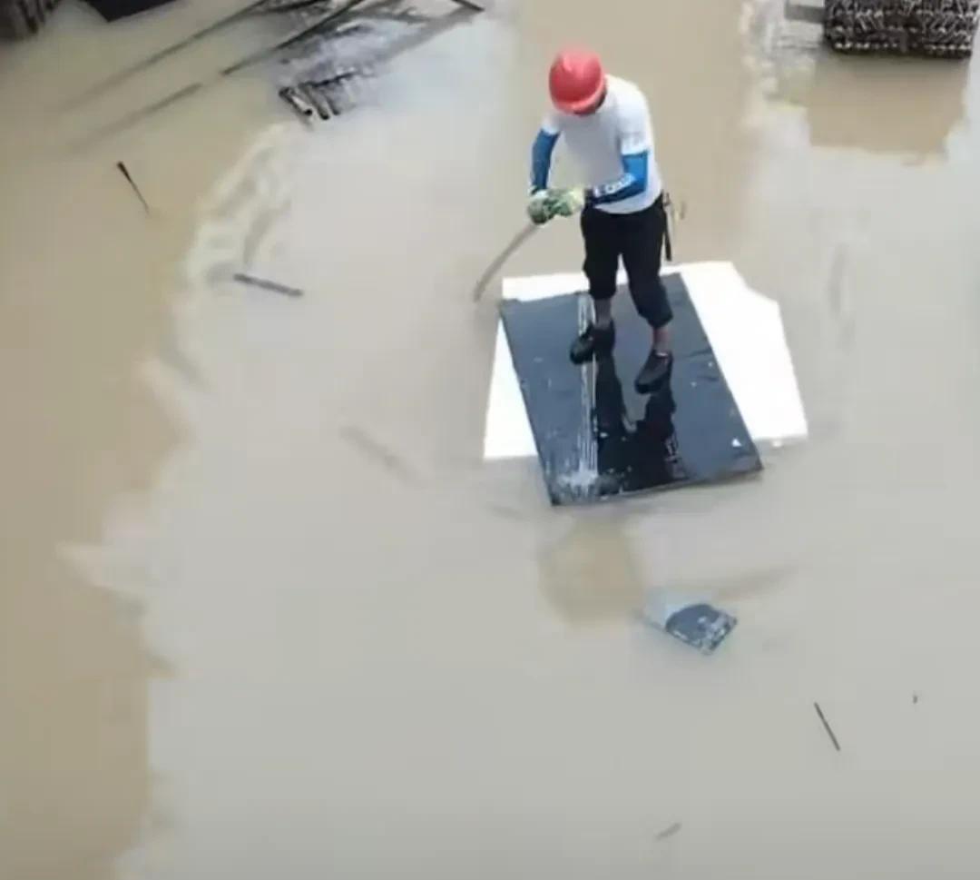 昨天下了一天的大雨，短时暴雨，晚上又下了一晚上。昨天早上上班时，还没下雨，工人