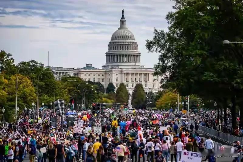 爆了！美国炸锅了！700万人街头怒吼“不要国王”！纽约时代广场人山人海，华盛顿国