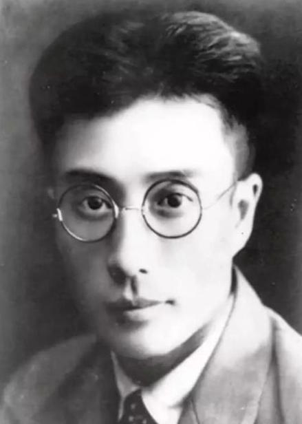1940年，她长途跋涉赶到延安办理登记手续，当她在表上填下自己本名后，办理登记的