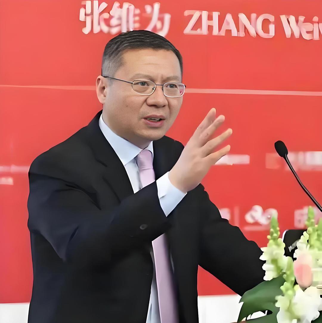 张维为是一位深受人们欢迎的知名学者教授，近日他参加上海东方卫视的一档节目，骄傲地