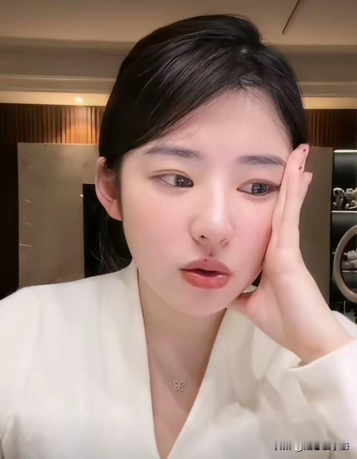 黄一鸣说，我跟你讲，我之前的美都是美到一种高度。跟现在肯定不是一种类型，非常的美