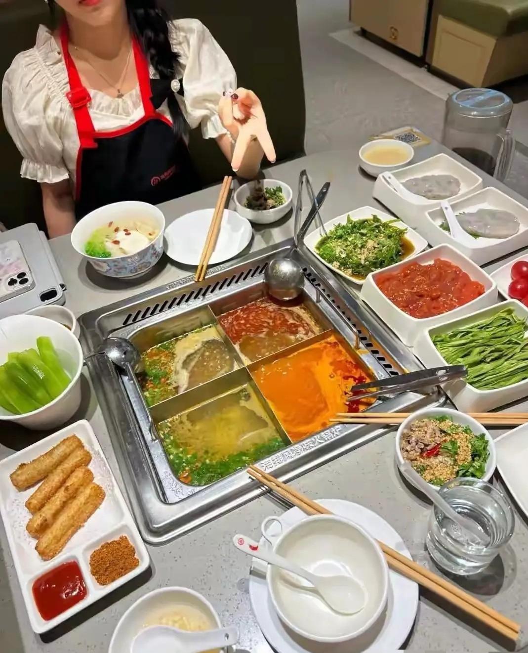 一顿火锅引发家庭反目？母亲指责女儿不知节俭，哭诉：我过得都不如她们养的狗！事