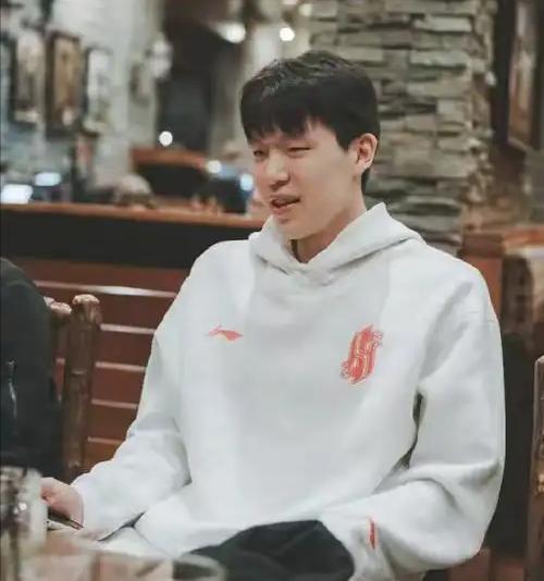 杨瀚森拿到开拓者正式合同父亲却仍在厂里上班！从三年级减肥到首轮16顺位，这条路起