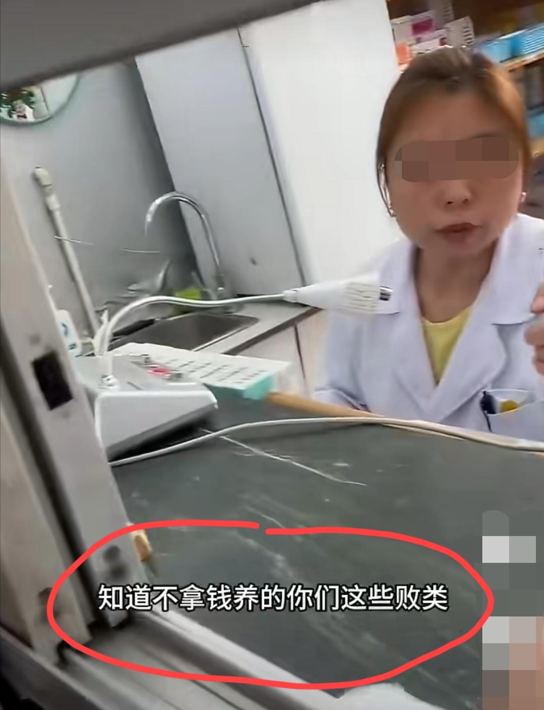 发生在医院取药处的一幕:男子去医院取药被告知需要身份证后大发雷霆“国家拿钱养你们