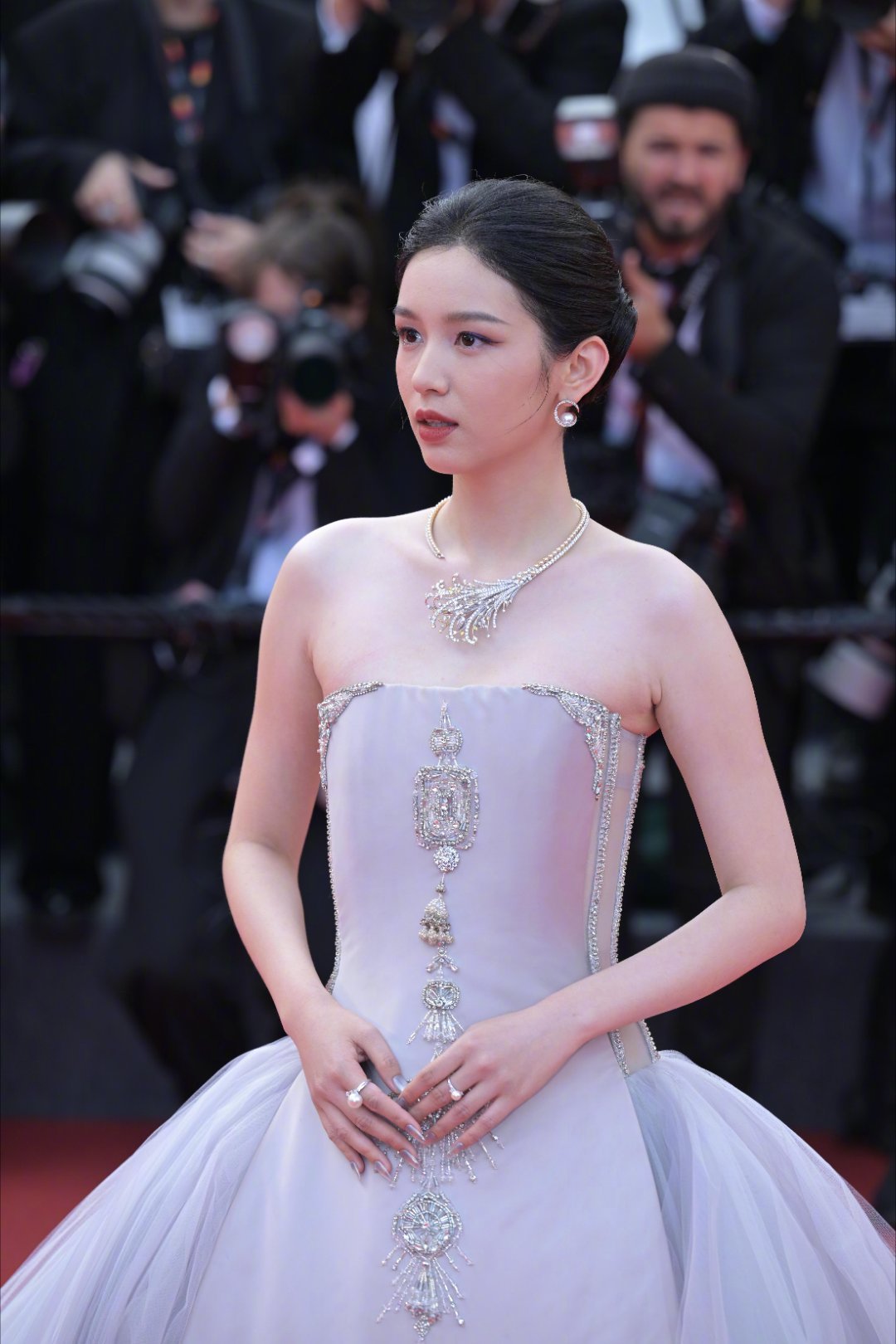 周也回应素颜松弛感戛纳电影节从第一次到第二次走戛纳红毯，周也表示不知道是不是因为