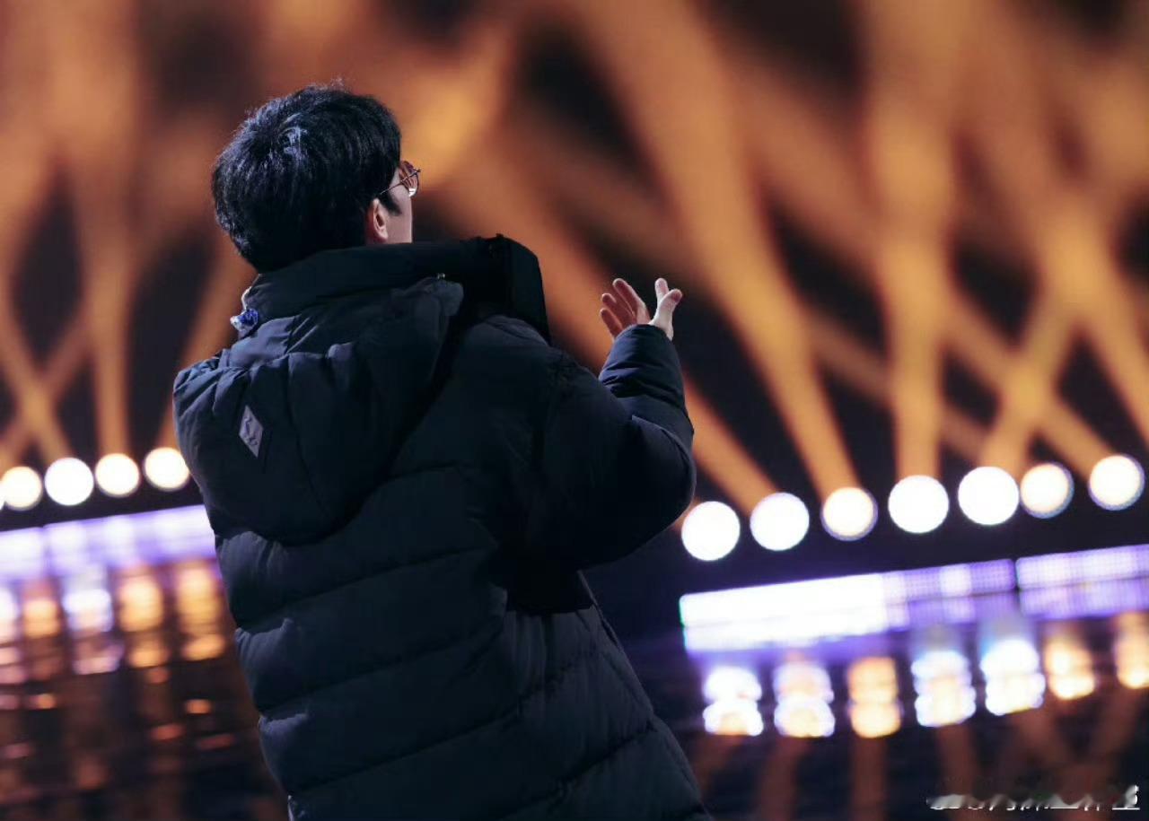 周深手杖湖南卫视春晚周深解锁新舞台名场面！《爱丽丝卿》手持手杖，在可变阶梯间穿