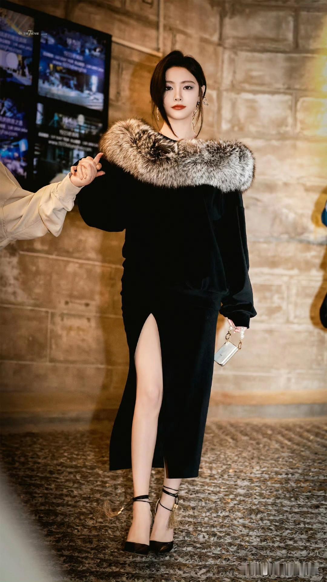 许佳琪这黑色绑腿高跟鞋造型真的贵气感拉满！想象一下，那黑色的绑带沿着腿部线条缠绕