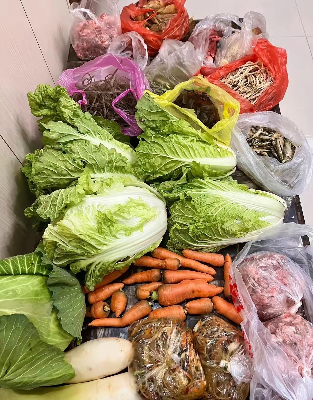 下班前婆婆打电话说老家表哥晚上要过来，我下班就往家赶，结果打开家门，眼前一黑，真