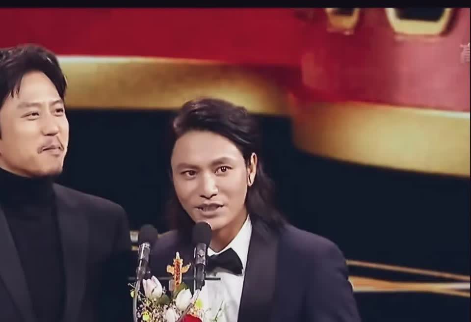49陈坤与46岁邓超同台，上台就叫超哥，邓超马上点头，超哥实力小3岁啊，但明显