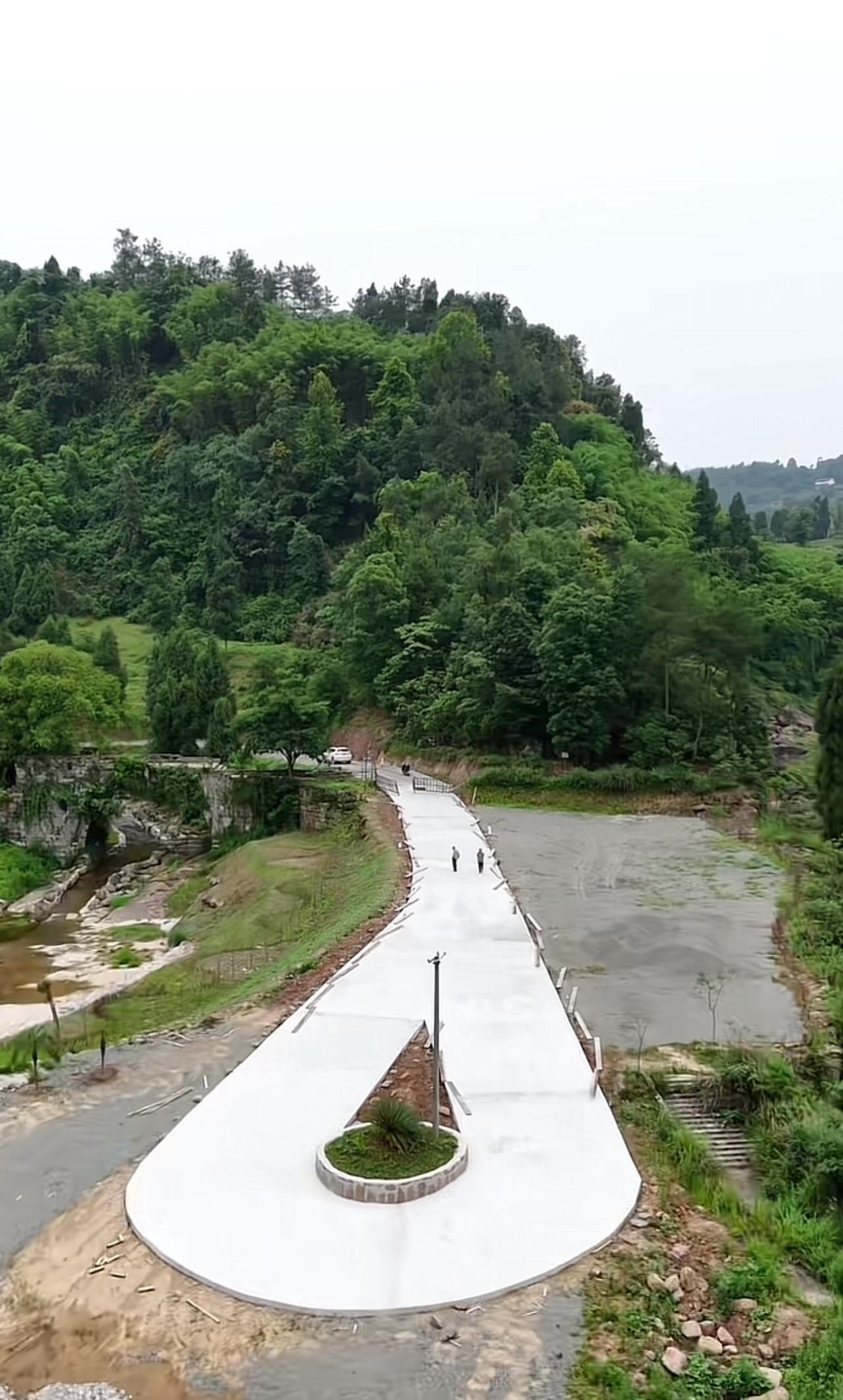 穿越涪陵花土沟，从双河桥飞到天宝寺水库，峡谷两岸全是茂密的竹海。
