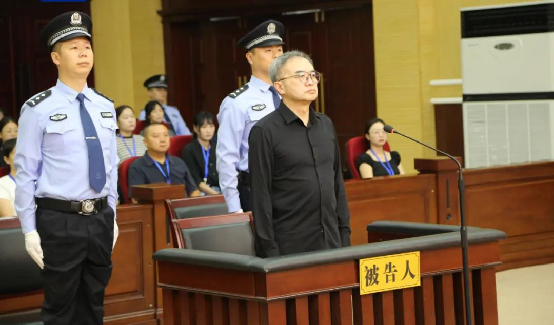 受贿、贪污、滥用职权、内幕交易, 收了超2.6亿的龙翔被判死缓