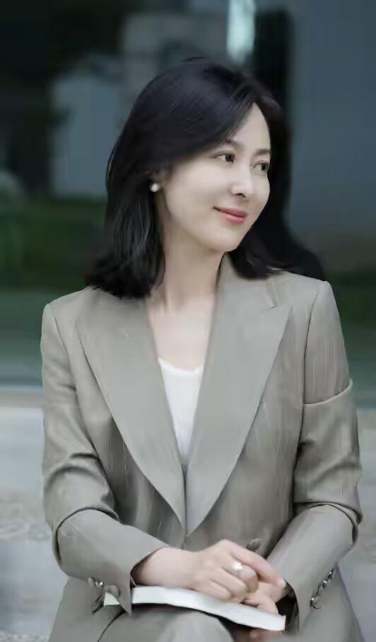 哲学家说:“不要总想着和年纪大的女人谈恋爱，她们像已经从一战打到二战的老兵，在