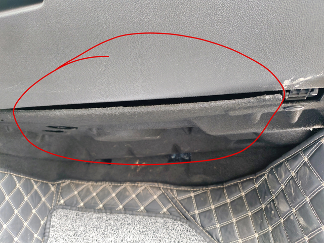 品控有点差吧不懂就问22款君威552智享，你们的手套箱下面衬板也这样吗！