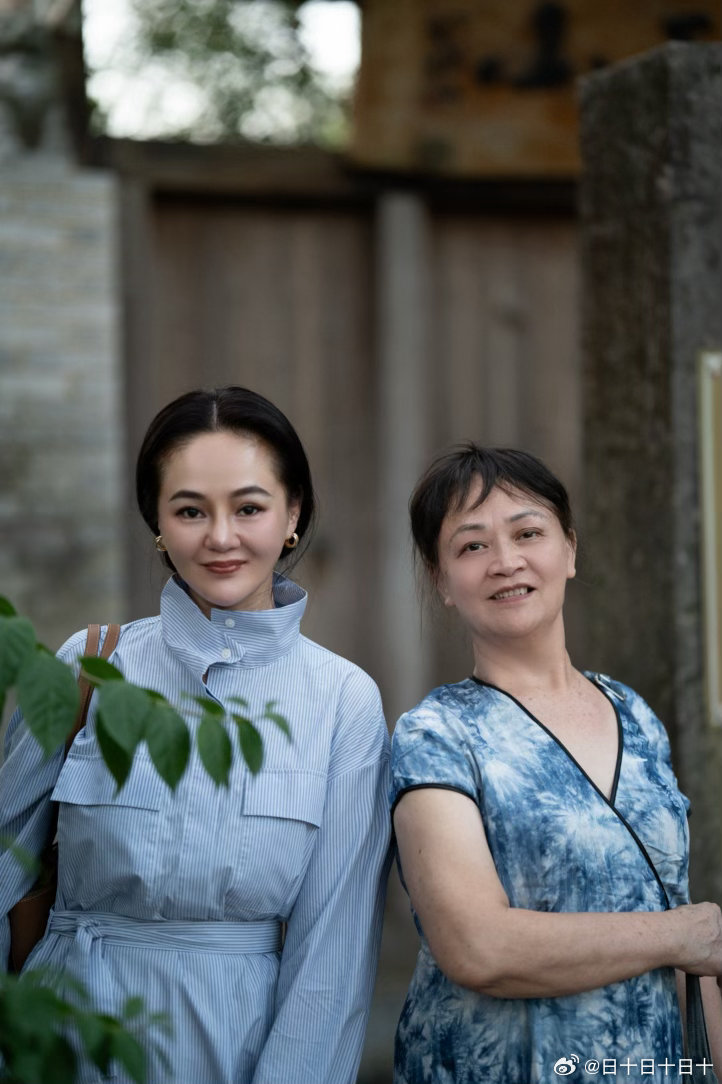 和老妈漫步乡间小道！曾经是舞蹈演员的她虽然发福了，但是拍照依然要身姿挺拔，时不时要来一个样板戏的造型