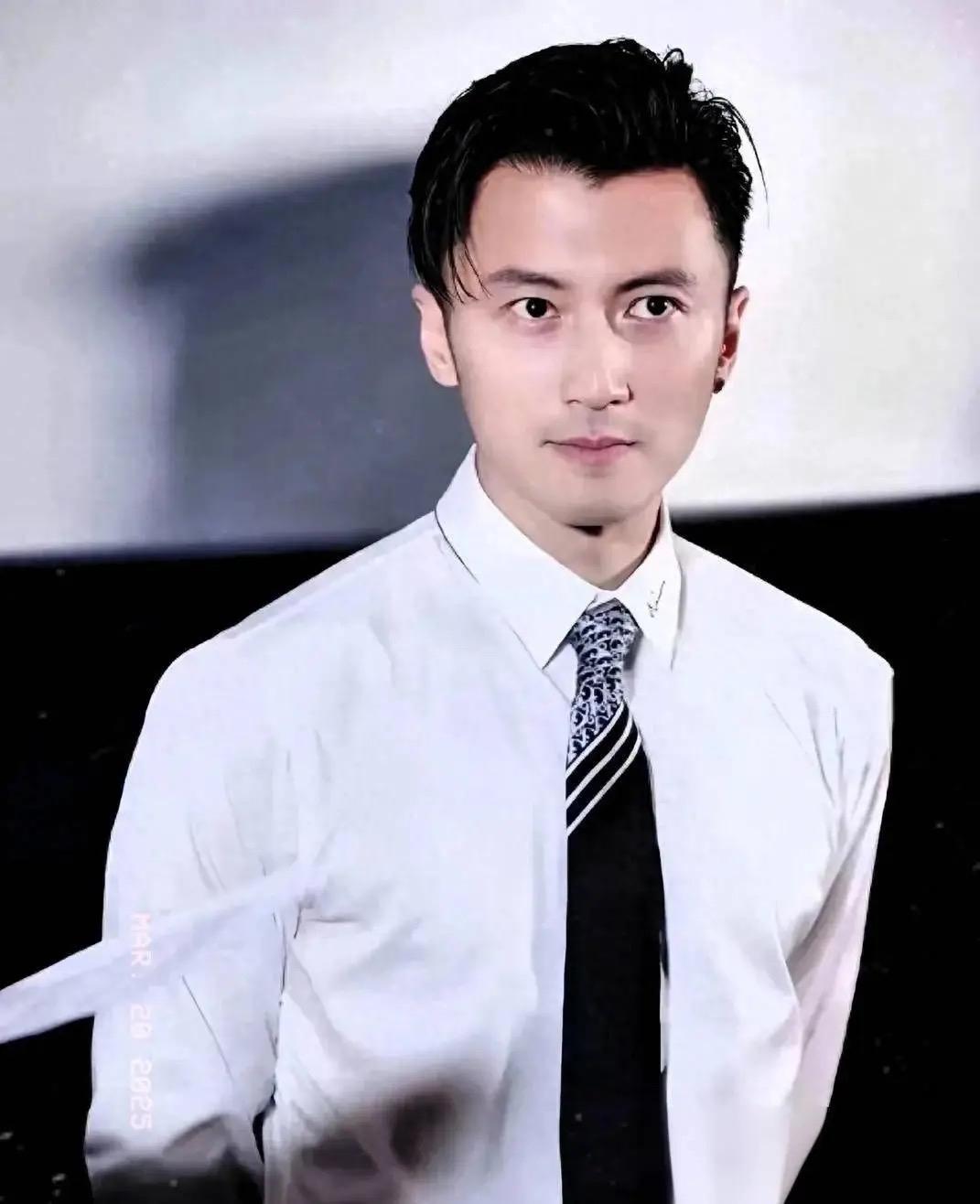 谢振轩近日在接受媒体采访时透露，自己早已不再称呼谢霆锋为爸爸，而是改称谢先生。他