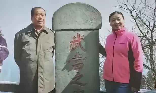 照片中的这对老人看起来很普通，但他们的身份可是不一般，其中左侧的这位曾参加过自卫