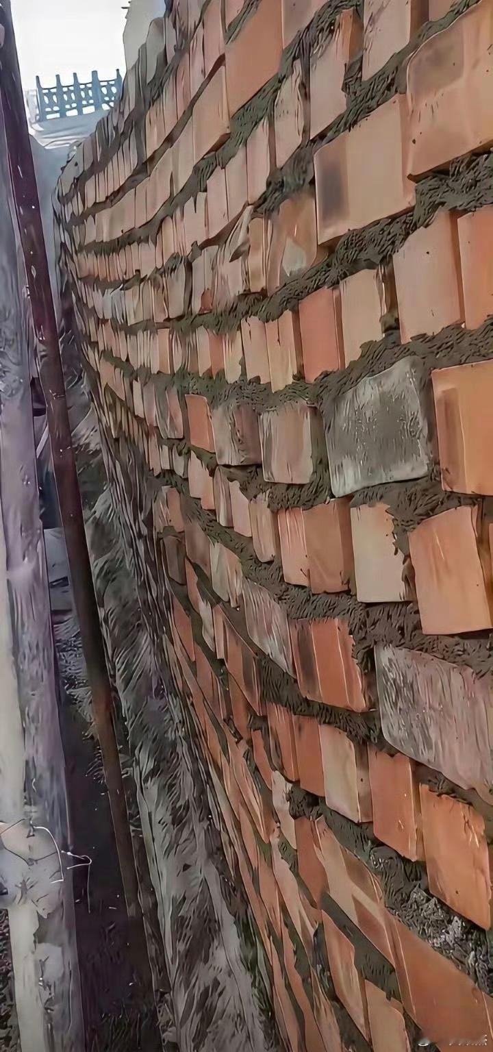 这堵墙砌得太有艺术感了，砌墙师傅绝对是人才。