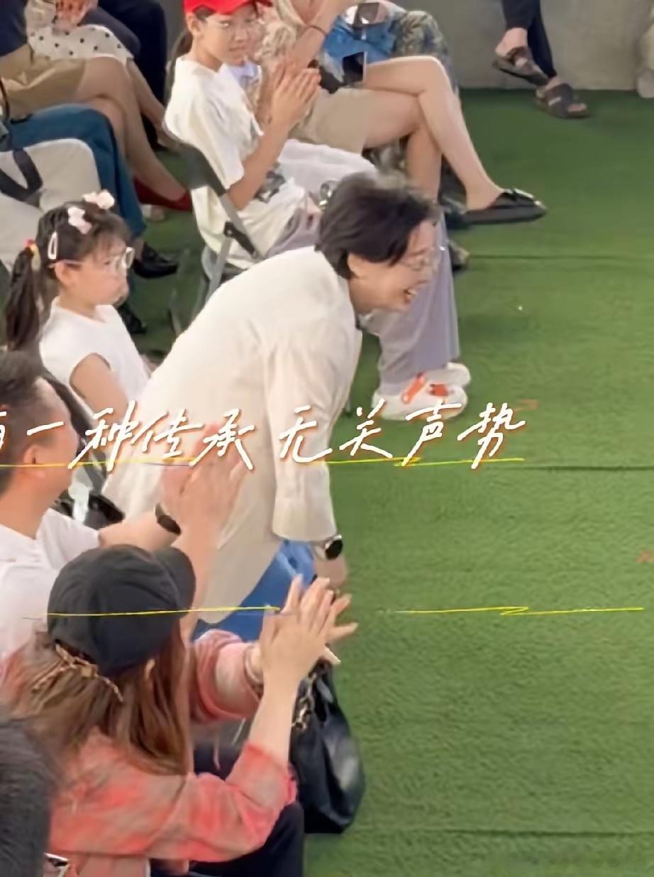 黄圣依带妈妈参加她的新书发布会，母女俩穿着同色系的衣服出席，看起来母女俩感情似乎