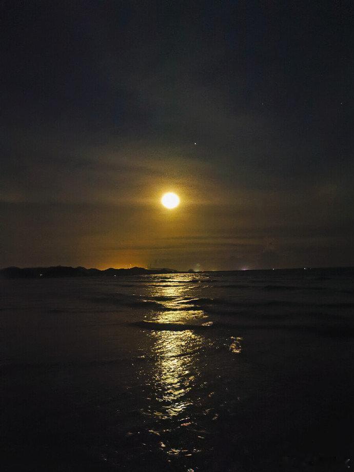 月光铺成海，晚风藏温柔～