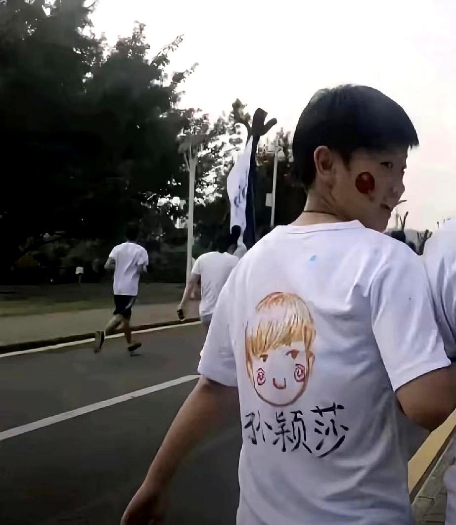 世界排名第一的女乒运动员孙颖莎，私下居然是这副模样。穿印着自己卡通头像的白