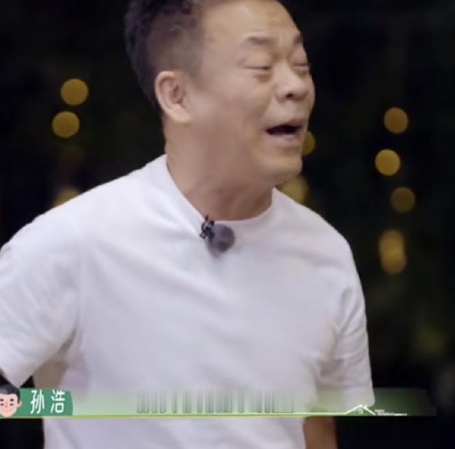 主持人问孙浩，88岁在养老院遇见真爱，会接受吗？戴军说：他不会，接吻还得摘假牙