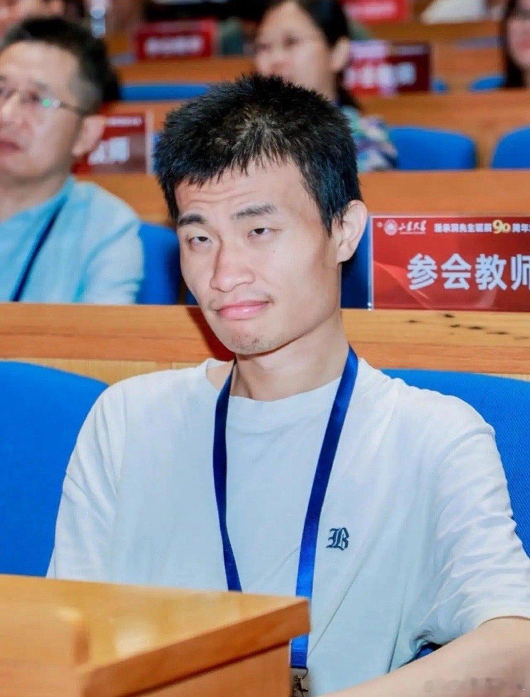 北大韦东奕这事儿，真是越想越不对劲。你说韦神这种级别的，奥数金牌拿到手软，甚至传