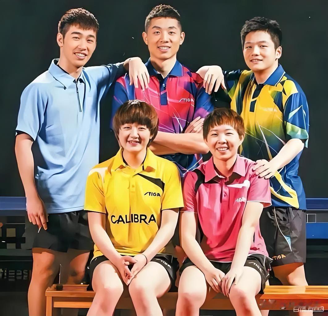 樊振东好大的胆子，竟敢把手搭在大师姐肩头。想一想现在这五位国乒功勋，人生的路由