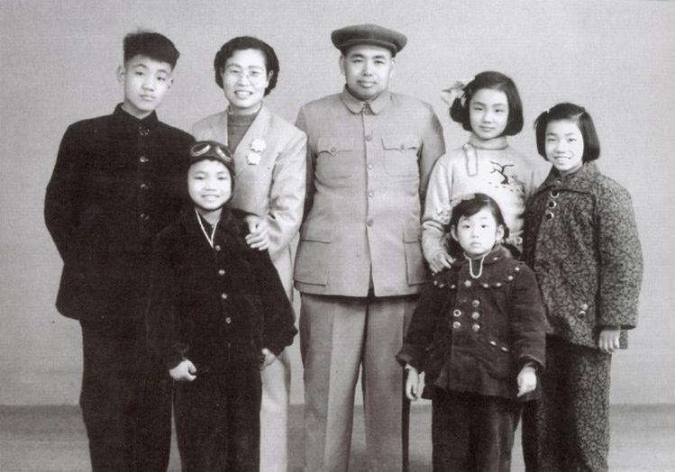 许世友去军队看望女儿，发现她因穿了一双新袜子而生气，严厉提醒：身为我女儿也不能享