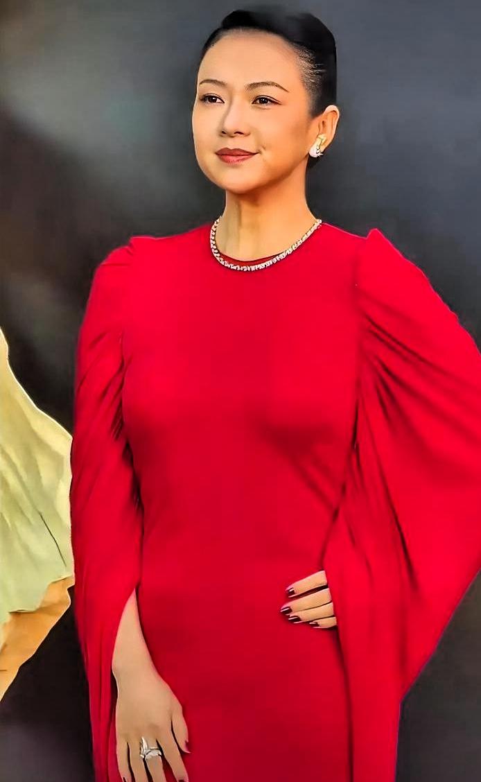 刚刷到章子怡为新戏增肥20斤上热搜，我愣了两秒。评论区清一色夸敬业、夸演员素