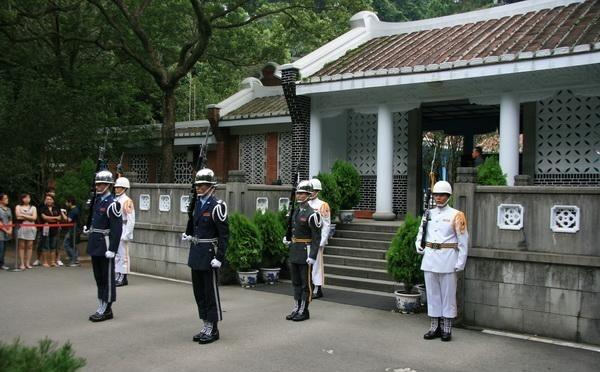两蒋灵柩现状：台湾不想要，亲人懒得管，“台独”分子泼油漆泄愤。蒋介石当年带着儿子