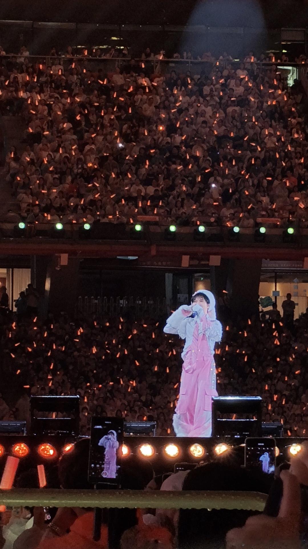 #周深#那天鸟巢的雨，大概会记很多很多年。最开始听见他一声声喊“宝贝们”，全场都热闹又欢喜；喊了几十