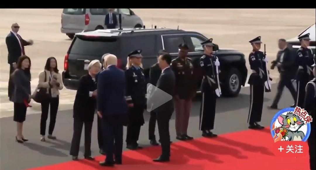 特朗普跟咱们谈完，都中午了，也没留下来吃饭、也没开发布会，直接乘空军一号离开韩国