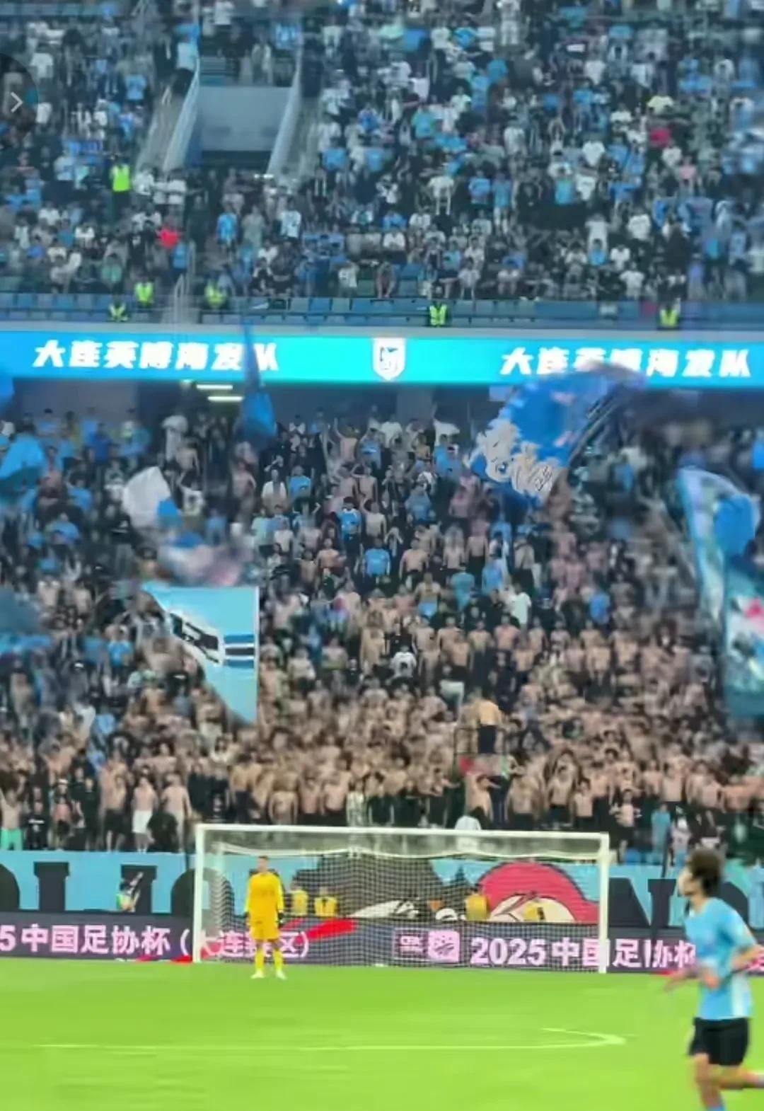 国足第一锋霸状态神勇，张玉宁90分钟绝平大连英博，张玉宁这个进球太干净利落，射得