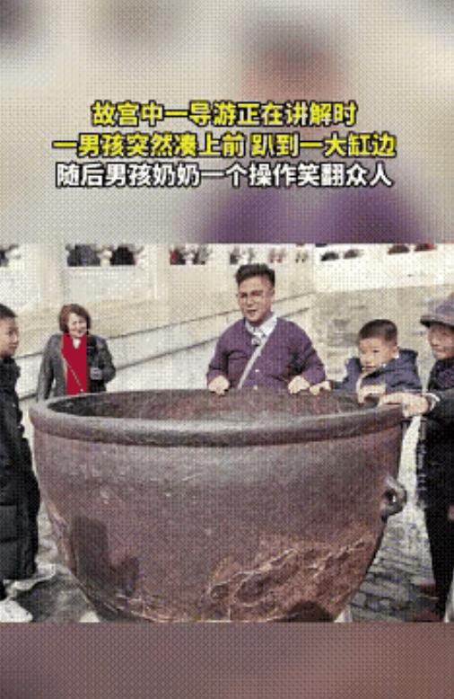 “干得漂亮！”3月5日，北京，一导游正在故宫讲解，一名小男孩突然凑上前，开始攀爬