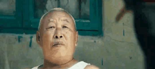 2014年，沈腾在大连拍《夏洛特烦恼》时，有个大爷一直在看热闹，沈腾开玩笑说：“