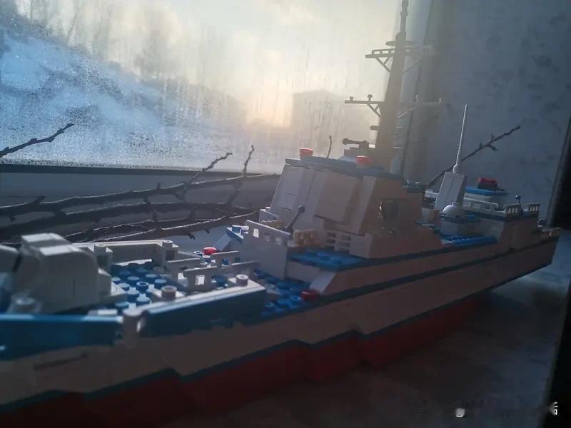 055大驱一门炮，竟能单挑整个陆军炮营？火力太猛吓懵对手！055大驱的130