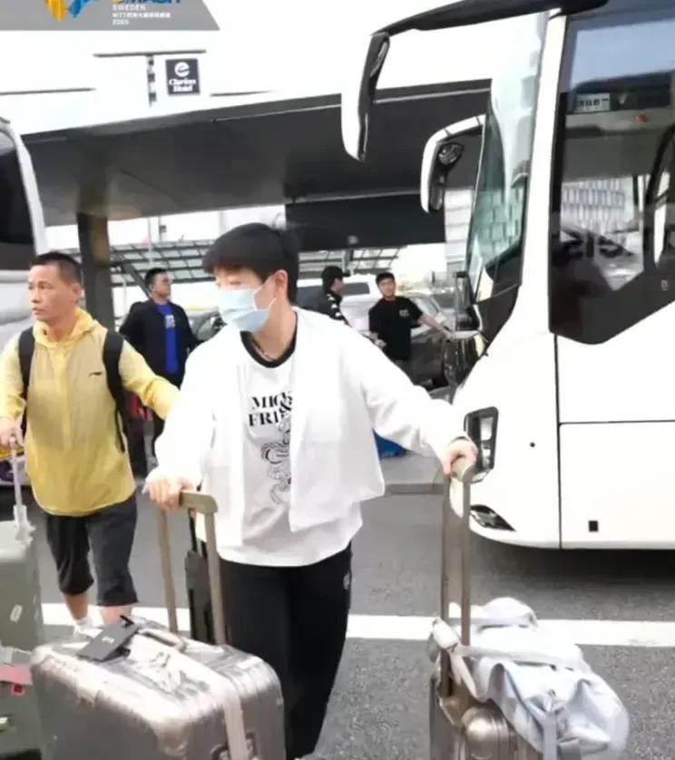 国乒团队已经顺利抵达瑞典，以下是抵达后的花絮图片。经过10多个小时的飞行，落地