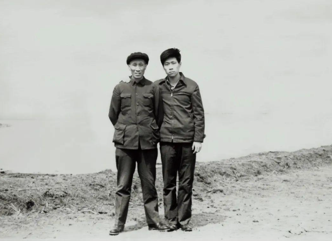 1998年，72岁的抗战英雄马丹林卧病在床，身上插满管子，他那价值100亿元的儿