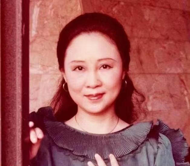 1964年，琼瑶离婚后，做了平鑫涛的情妇。平鑫涛的妻子哭着求她，把丈夫还给自己，
