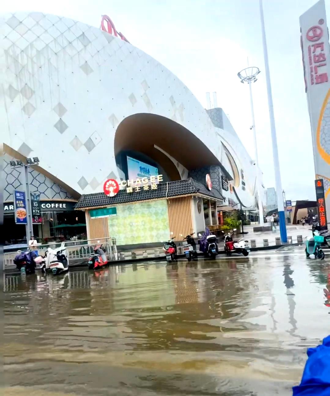 桂林怎么又开始涨水了？好无语！好臭！！！2年过去，滨江路一直在修修修。然