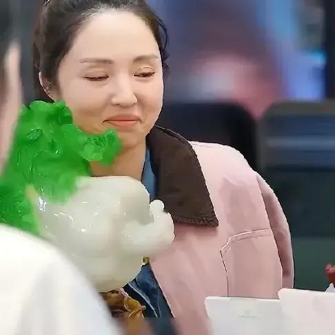 其实董璇啥都明白，你看她看见张维伊挣着要付款的别扭样子，嘴角都快撇成什么样子