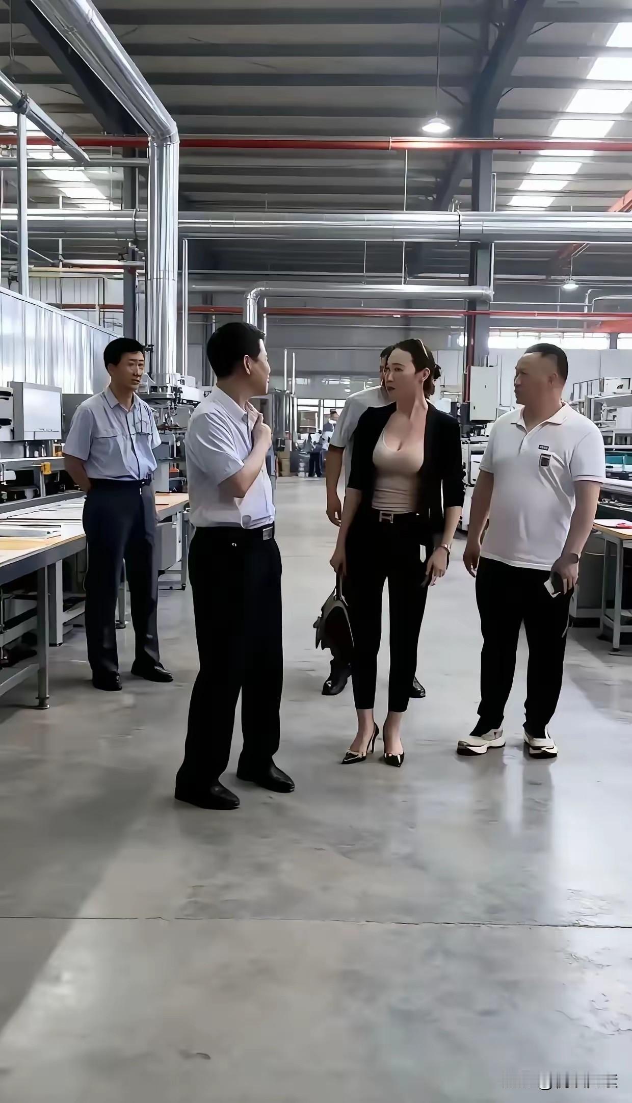 上级领导来视察工作了，下属有点不自在，你说他是看呢还是不看？